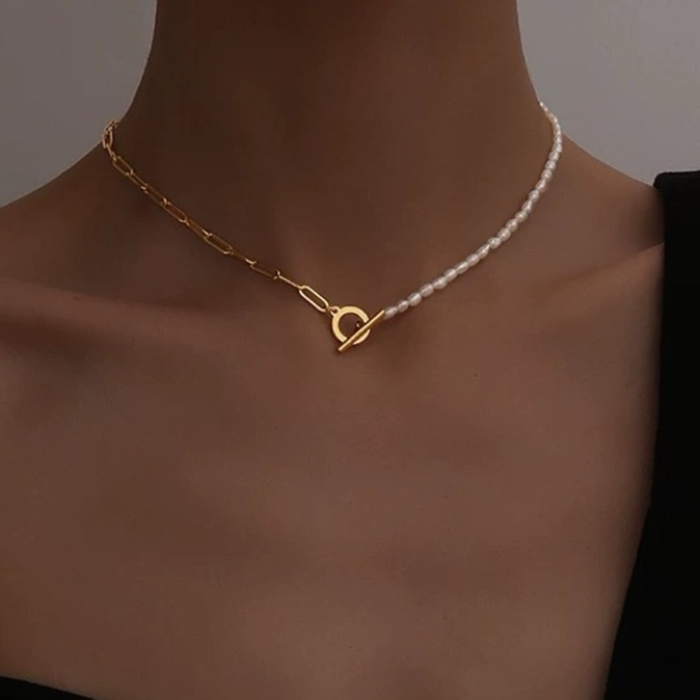 Elegant Gold and Pearl Necklace